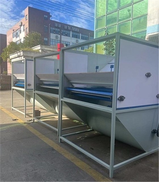 冬季送溫暖，艾思捷蝸輪減速機(jī)為羽絨服充絨機(jī)上提供動力支持 (2).jpg