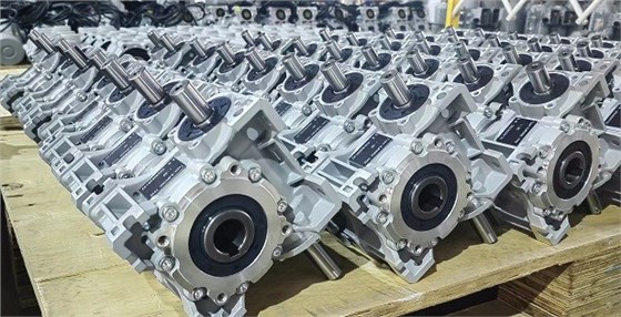 11月正忙，艾思捷雙軸輸入蝸輪減速機SJMRV050-30-AB發(fā)貨 (2).jpg