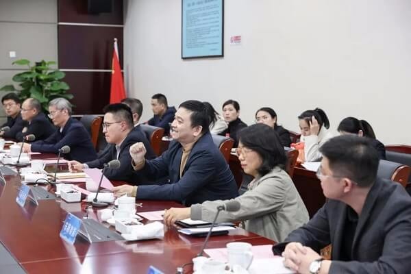 艾思捷顧總參加德清召開(kāi)第十七期親清直通車(chē)&middot;政企懇談會(huì) (2).jpg